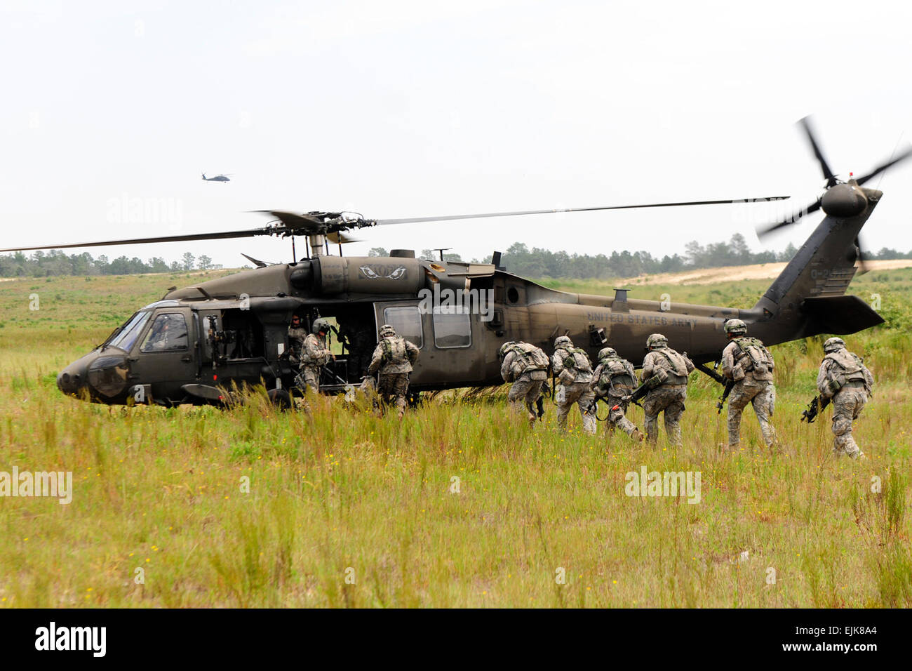 Un plotone con D. Co., 3/69 AR, 1° HBCT, carichi di un elicottero Blackhawk alla fine di una pattuglia smontati lane a JRTC, 30 maggio. Spc. Emily Knitter, HBCT 1a. Foto Stock