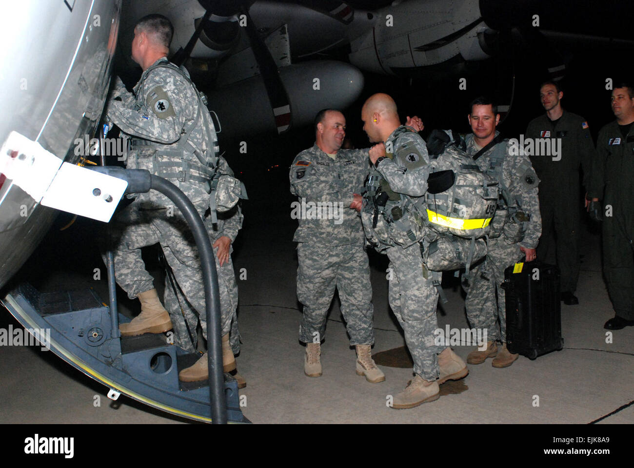 Il comando Sgt. Il Mag. Luis Gonzalez centro congeda Lt. Col. Jose R. Delgado a Kelly Field in San Antonio, Texas, 23 gennaio. In uno sforzo per aiutare le vittime del terremoto di Haiti, ulteriori U.S. Sud dell'esercito di soldati e civili distribuito come parte della Joint Task Force Haiti e funzionamento risposta unitaria. Foto Stock