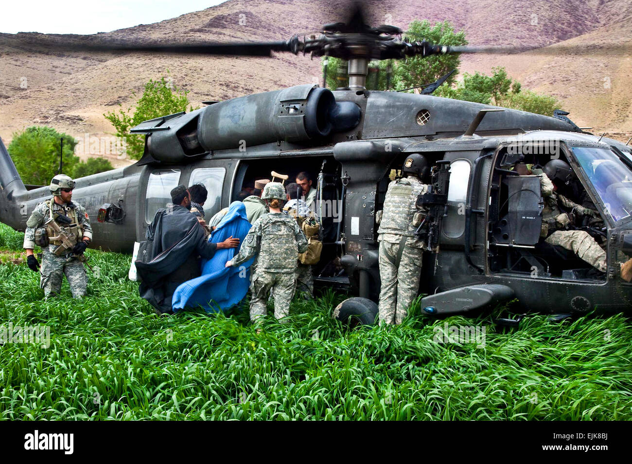 Stati Uniti Soldati feriti aiutano gli abitanti di un villaggio afghano su un UH-60 Black Hawk elicottero durante una operazione per il trasporto dei pazienti in provincia di Uruzgan, Afghanistan, Marzo 28, 2010. Spc. Nicholas T. Loyd Foto Stock