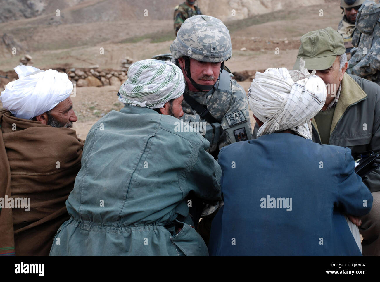 Herat Afghanistan - Brig. Gen. Michael A. Ryan, U.S. Forces Afghanistan, offre le proprie condoglianze alle famiglie di coloro che sono morti durante una operazione di targeting insorti nei pressi di provincia di Herat, Feb.17, 2009. Il comune di Stati Uniti e indagine afgano scoperto armi e munizioni presso il sito. Brig. Gen. Ryan ha anche incontrato con i principali leader di villaggio a convogliare il suo impegno per la sicurezza nella regione e in Afghanistan. Foto Stock