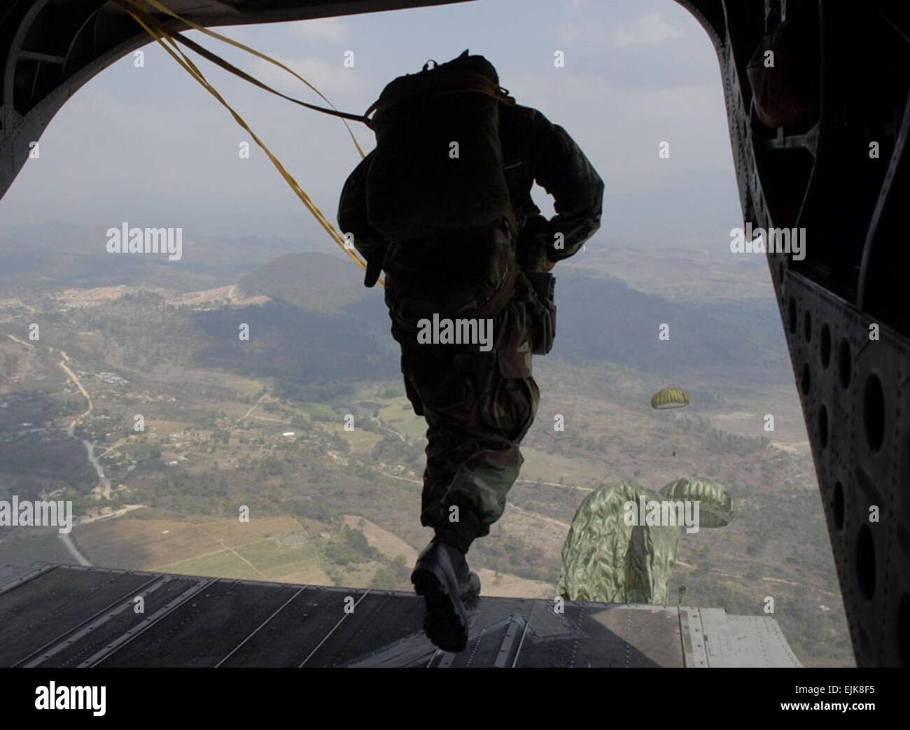 Un paracadutista balza fuori dal retro di un compito comune Force-Bravo CH-47 elicottero Chinook su Tamara zona di caduta, il sito di questo anno di Iguana Voladora 2008. La airborne esercizio è compito comune Force-Bravo la più grande interforze e l'evento di formazione sviluppati per rafforzare la cooperazione regionale e la sicurezza tra i paesi delle Americhe. Tech. Sgt. William Farrow Foto Stock