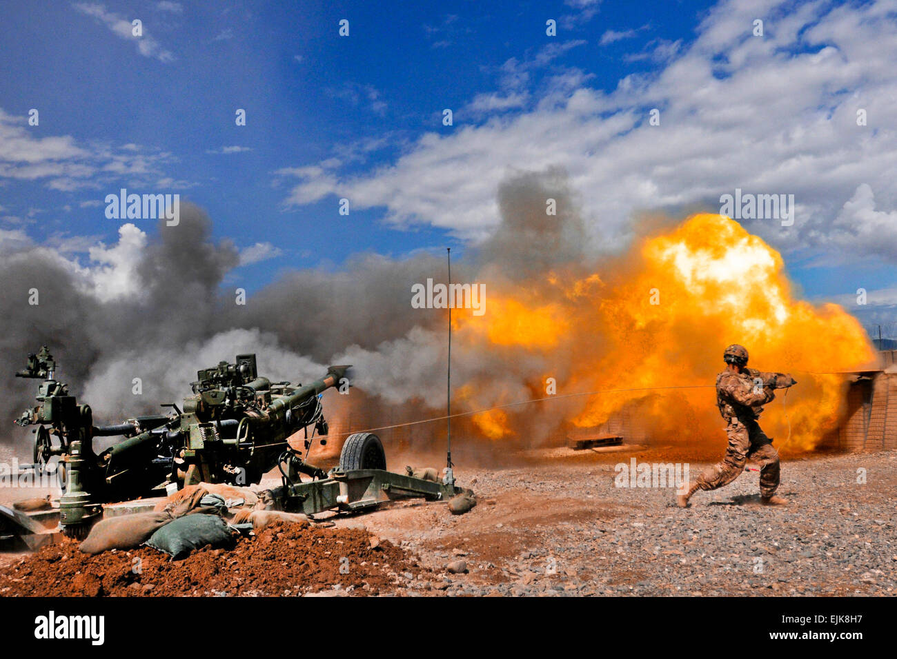 Pfc. Erik Park, 3° plotone, Alfa batteria, 1° Battaglione, 77th campo reggimento di artiglieria, 172nd della brigata di fanteria, incendi il suo M-777 155mm obice, Sett. 3. Spc. Ken cicatrice, 7° MPAD Foto Stock