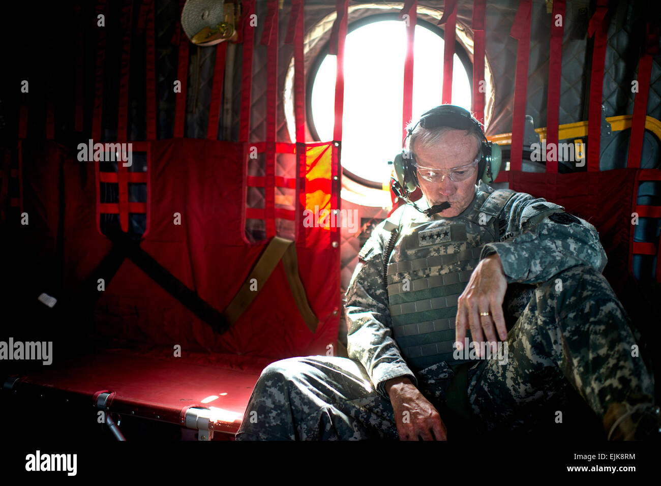 Esercito gen. Martin E. Dempsey, presidente del Comune di capi di Stato Maggiore, a bordo di un CH-47 viaggiando da Bagram a Kabul, Afghanistan, per l incontro con ISAF, CENTCOM, il Dipartimento di Stato e Afghanistan leadership militare 20 Agosto, 2012. DOD foto di D. Myles Cullen Foto Stock