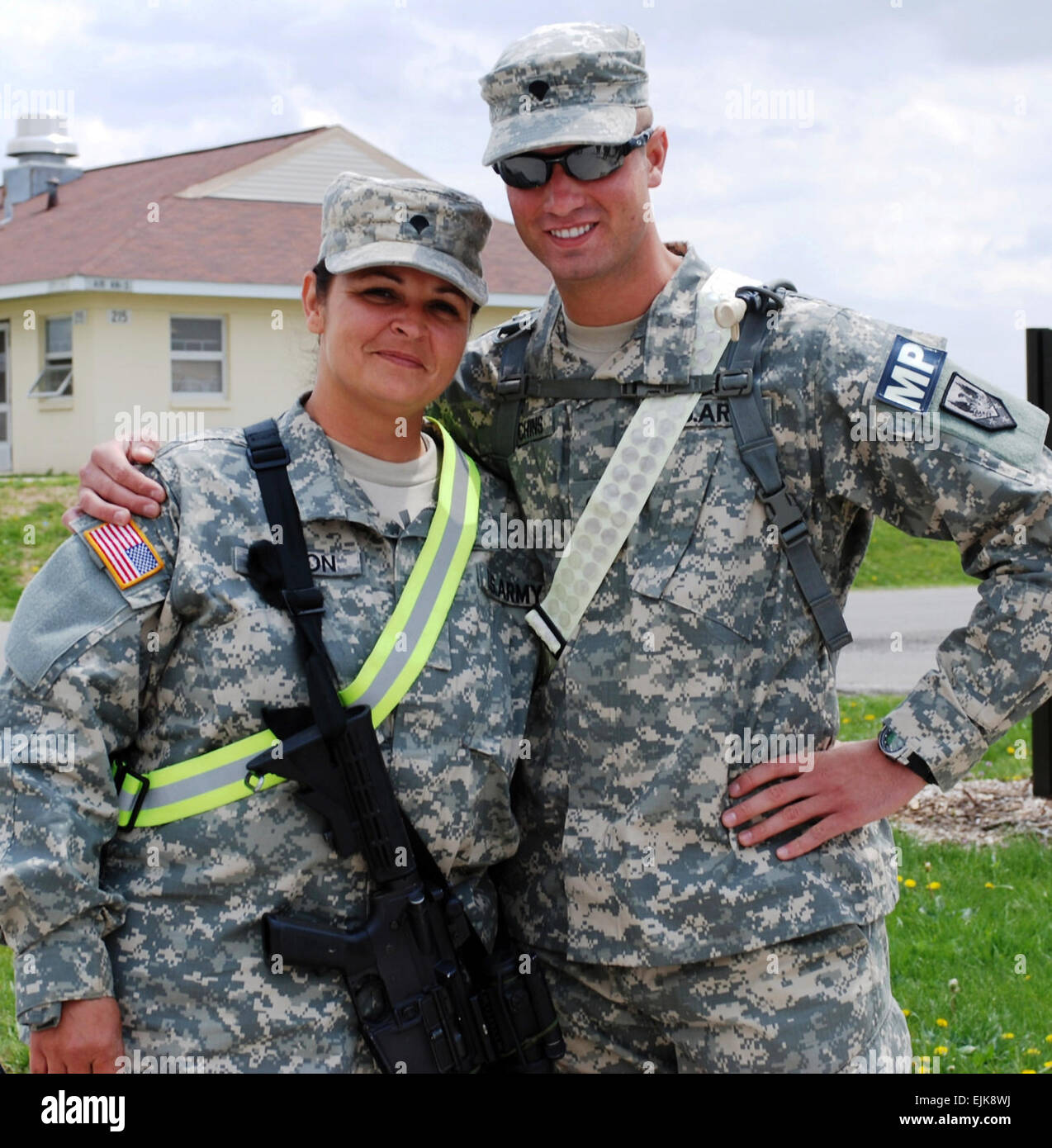 CAMP ATTERBURY, Ind.-Spc. Roschell Eaton e SPC. Jason Hutchins, madre e figlio, sia dall'3175th Polizia Militare Company, treno a Camp Atterbury,. per la loro prossima distribuzione come parte della Kosovo Force 10, multinazionale Task Force est. Esercito foto di Spc. Lindsey Frazier Foto Stock