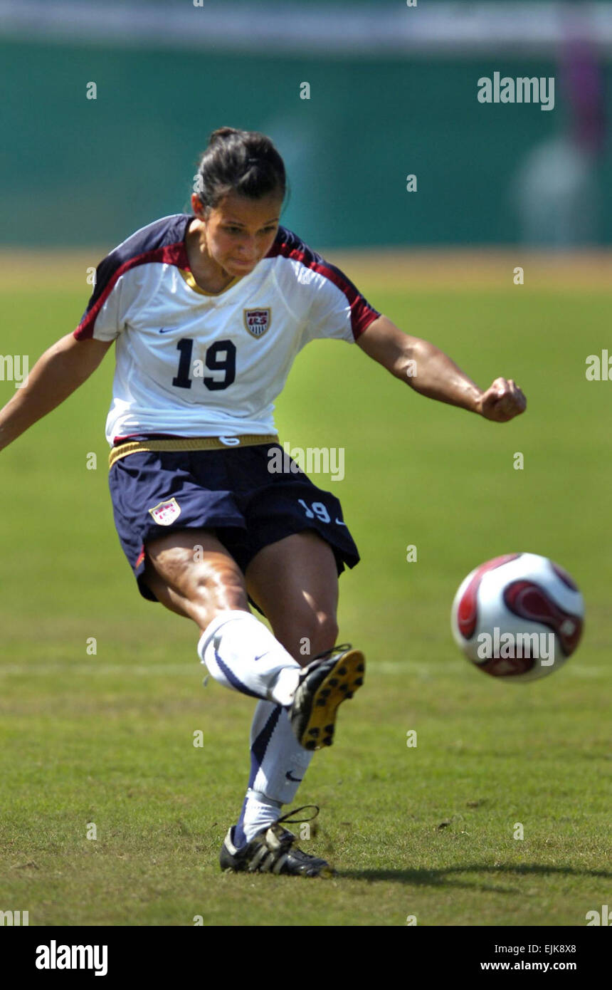 Stati Uniti Esercito Capt. Emily Nay fa un calcio di rigore durante il  primo gioco della U.S. Donne's Soccer team al 4° Conseil Internationale du  Sport Militaire's Giochi Mondiali Militari di Hyderabad,