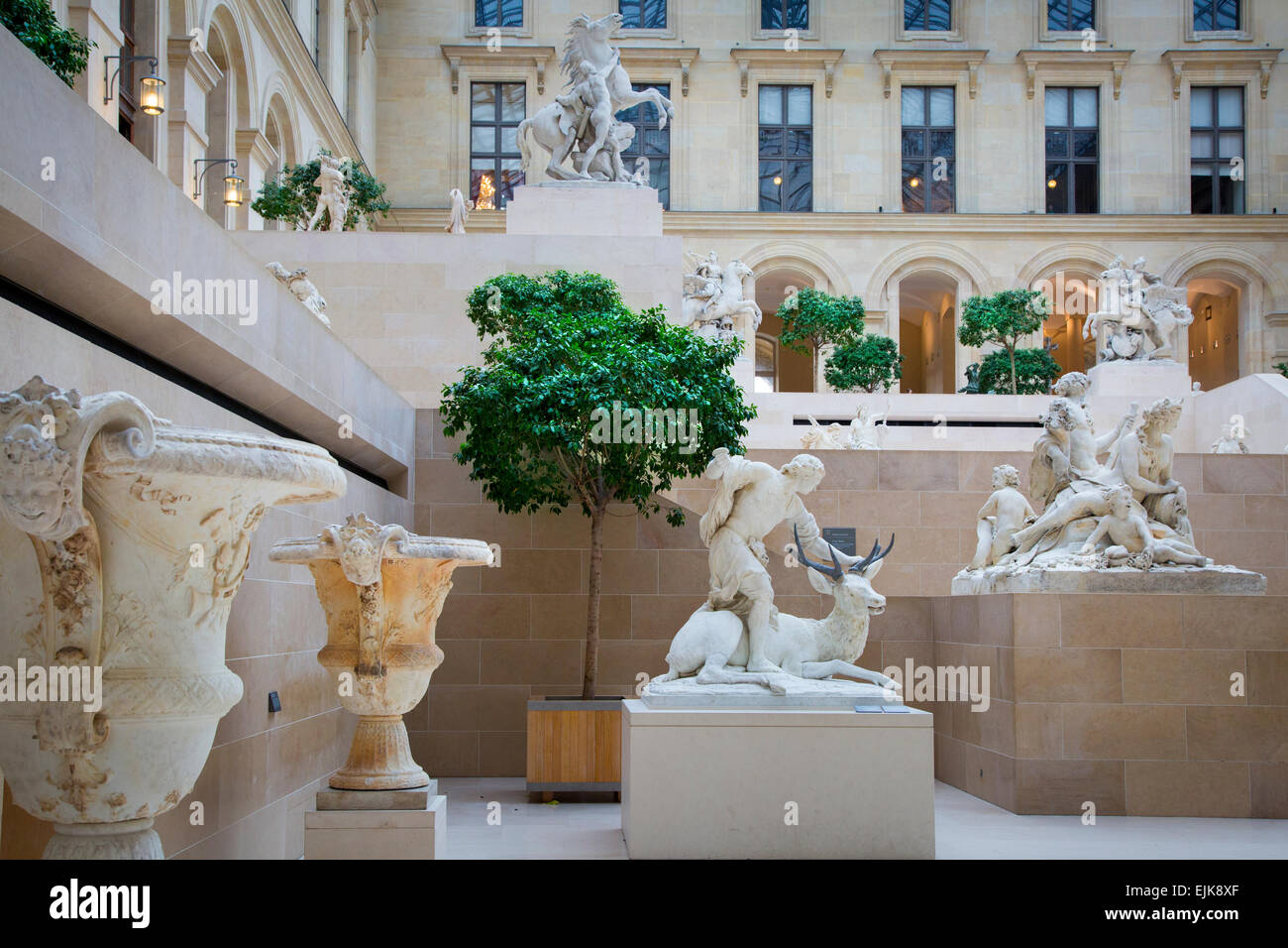 Sculture sul display nella sezione di richelieu del Musee du Louvre, Parigi, Francia Foto Stock