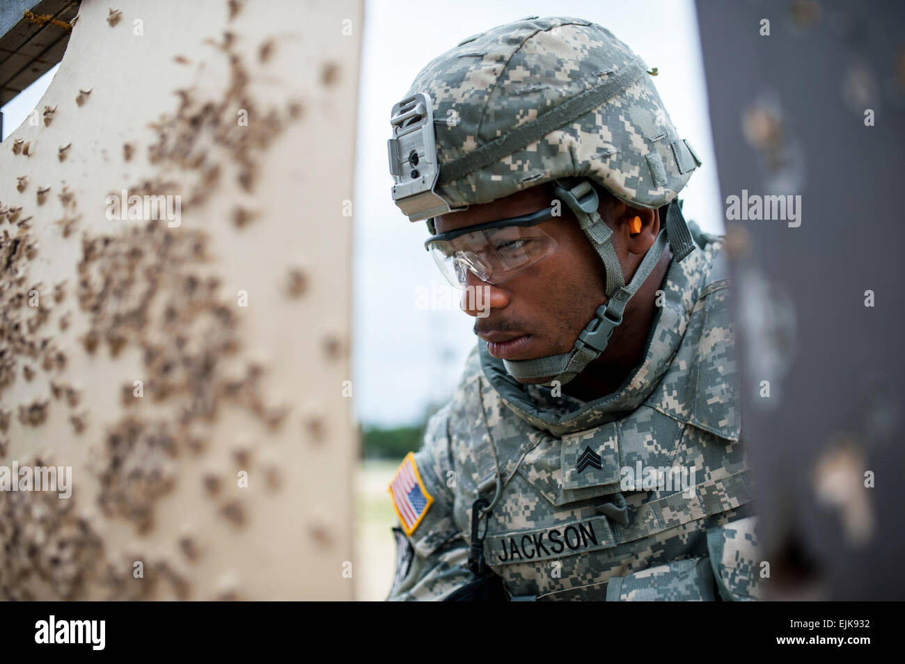 Sgt. Juan Jackson, uno specialista di internamento da Lakewood, Washington, con il 493rd Polizia Militare Company, ispeziona il suo gruppo di tiro sulla M16 gamma zero durante il 2014 riserva di esercito guerriero migliore concorrenza a base comuneGuire-Dix Mc-Lakehurst, New Jersey, Giugno 25. Sgt. 1. Classe Michel Sauret Foto Stock