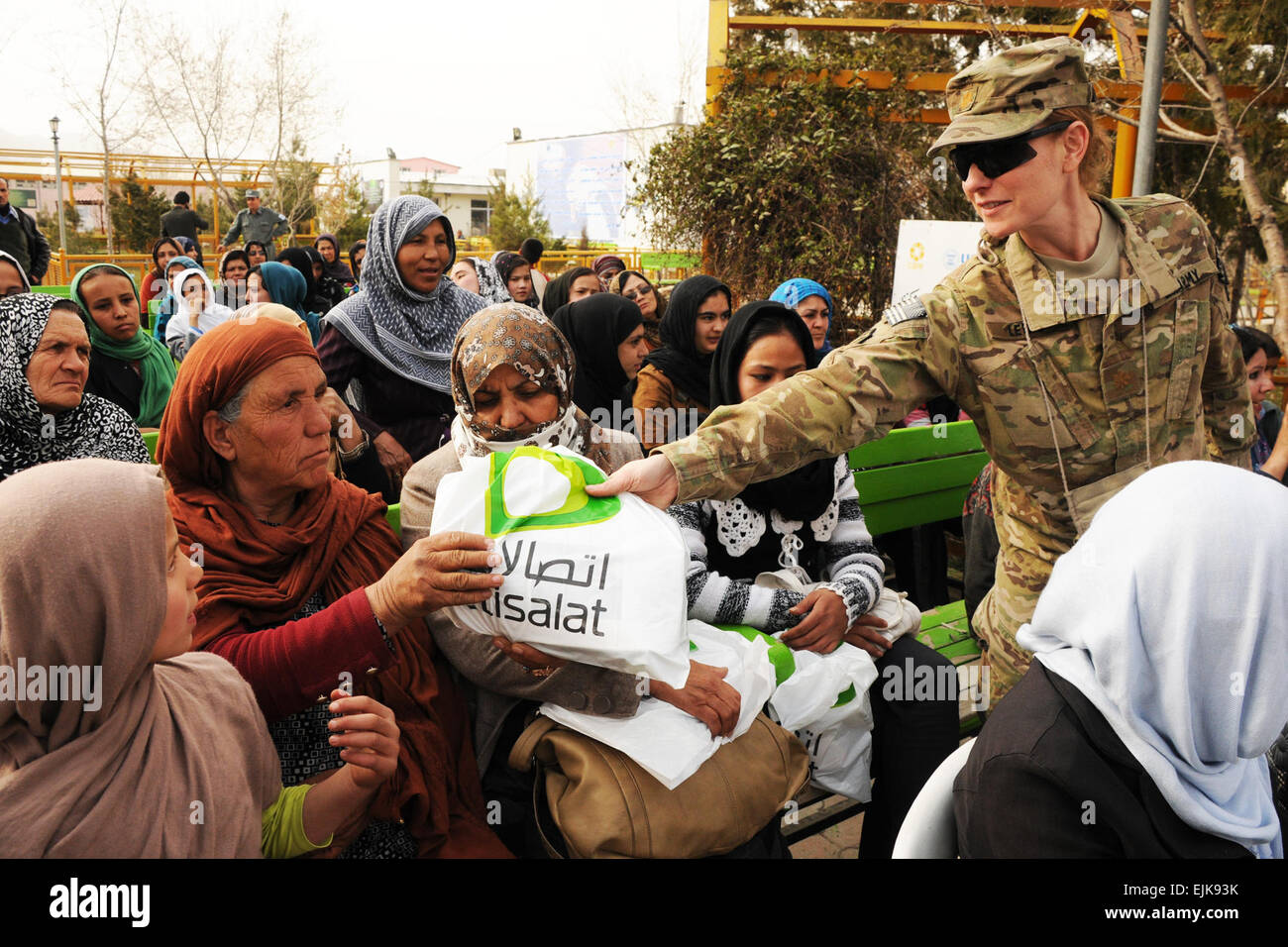 Stati Uniti Esercito il Mag. Nancy Lewis e membri del Camp Eggers volontario di relazioni con la comunità la missione passano fuori doni alle donne afghane che hanno partecipato alla cerimonia di celebrazione della Giornata internazionale della donna al Giardino Shahrara a Kabul, Afghanistan, Marzo 11, 2013. Petty Officer 2a classe Kleynia R. McKnight Foto Stock