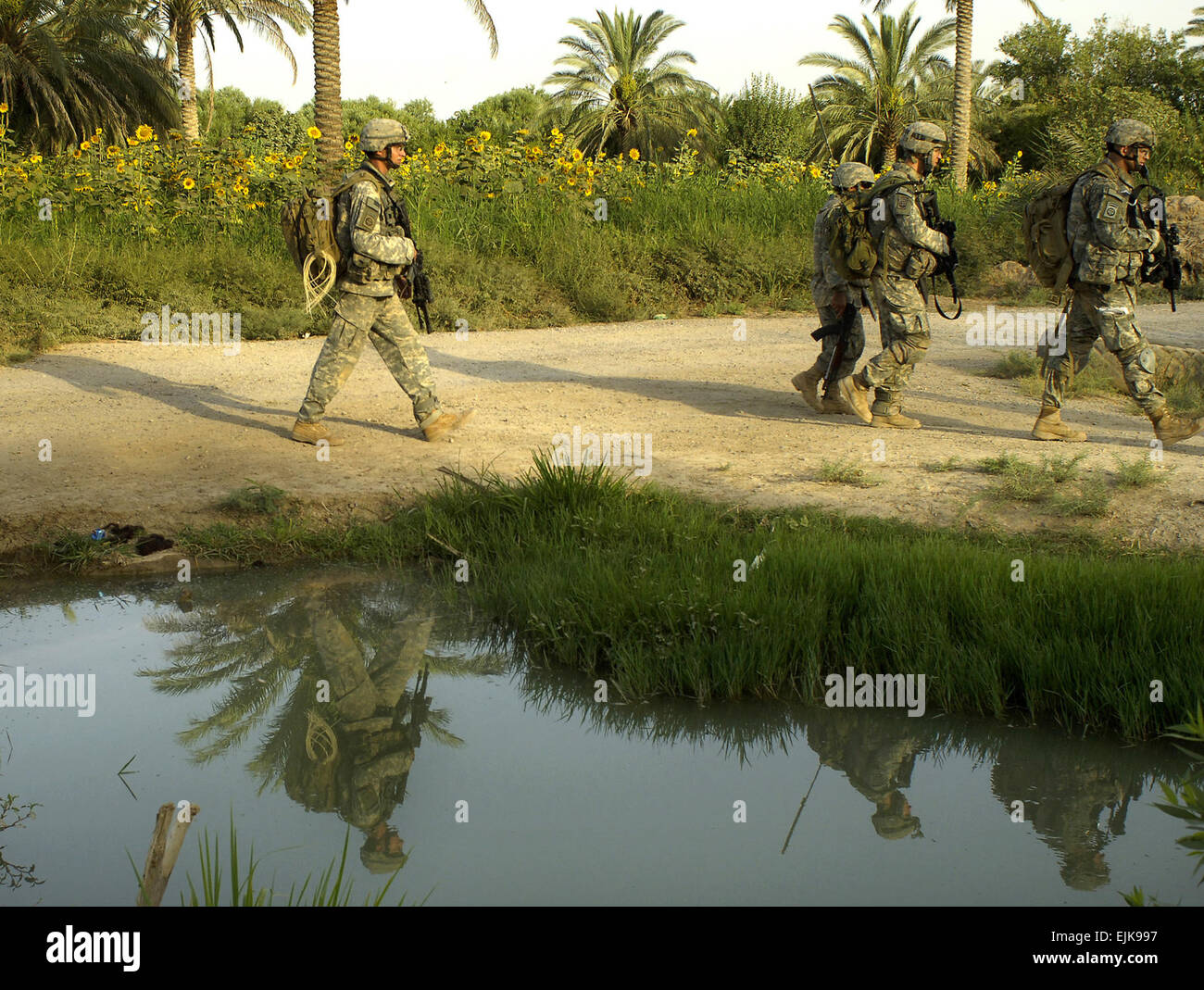 Stati Uniti I soldati dell esercito di Bravo truppa, 5° Stormo, 73rd reggimento di cavalleria, 3° Brigata Team di combattimento, ottantaduesima Airborne Division pattugliare le strade in una missione Al Haymer, Iraq, luglio 12, 2007. Senior Airman Steve Czyz Foto Stock