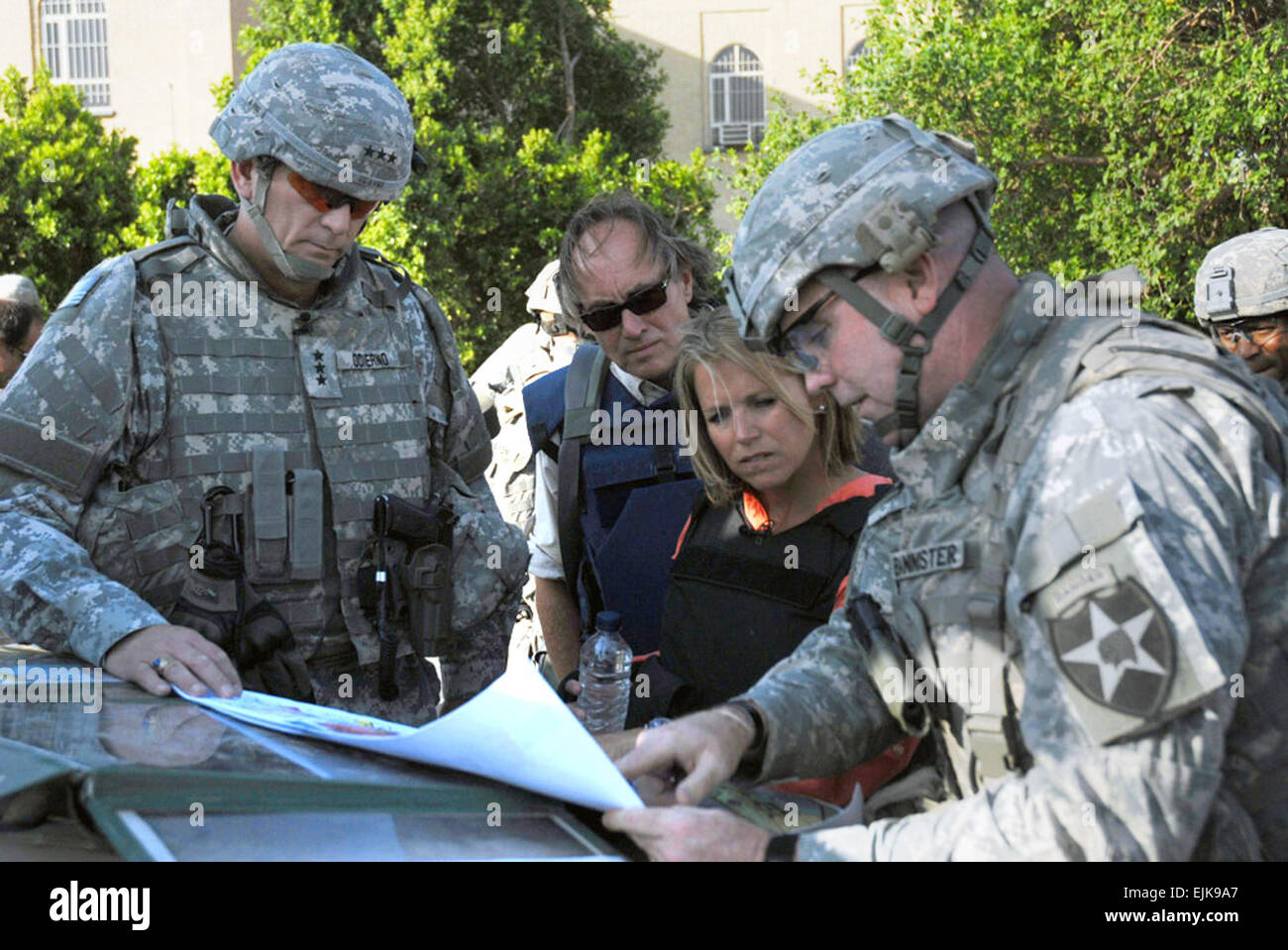 Katie Couric, ancoraggio e managing editor della CBS Evening News, parla con Lt. Gen. Raymond T. odierno, commander, multinazionale Corps - Iraq e Col. Jeffrey Bannister, commander, 2° Brigata Team di combattimento, seconda divisione di fanteria, durante una visita con i soldati in Rusafa distretto di Baghdad, Sett. 2. Notizie dei media negli Stati Uniti e in altri paesi intervista uomini e donne delle forze armate nelle aree di combattimento ogni giorno e alcuni sono incorporati all'interno di unità militari. foto di us army, Foto Stock