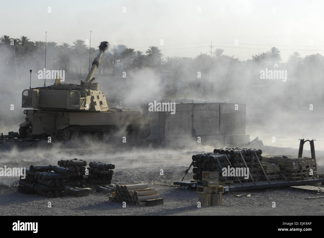 Un U.S. Esercito 155 mm semovente obice dal 2° Battaglione, xv campo reggimento di artiglieria, 2° Brigata Team di combattimento, decimo Montagna divisione fuori di Fort Drum, N.Y., è licenziato dal funzionamento in avanti Mahmudiyah base nel sud di Baghdad, Iraq, Agosto 16, 2007. Master Sgt. Jonathan doti Foto Stock