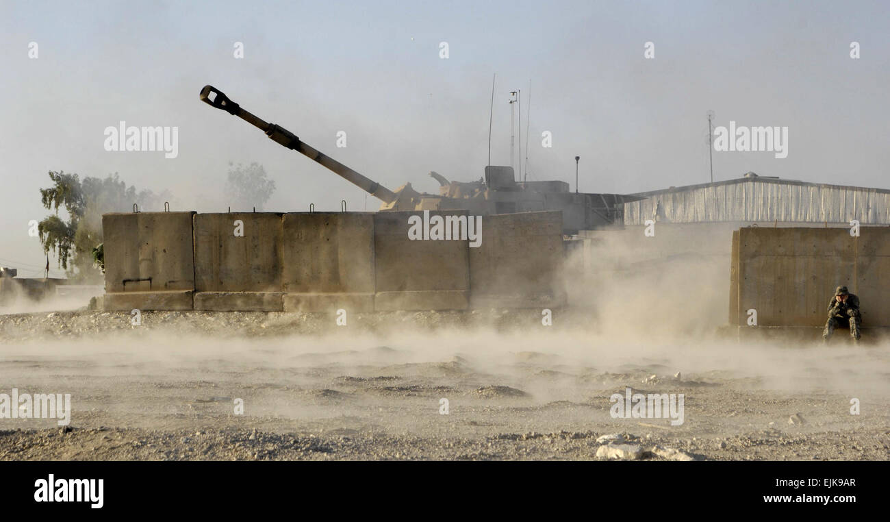Un U.S. Esercito 155 mm semovente obice dal 2° Battaglione, xv campo reggimento di artiglieria, 2° Brigata Team di combattimento, decimo Montagna divisione fuori di Fort Drum, N.Y., è licenziato dal funzionamento in avanti Mahmudiyah base nel sud di Baghdad, Iraq, Agosto 16, 2007. Master Sgt. Jonathan doti Foto Stock
