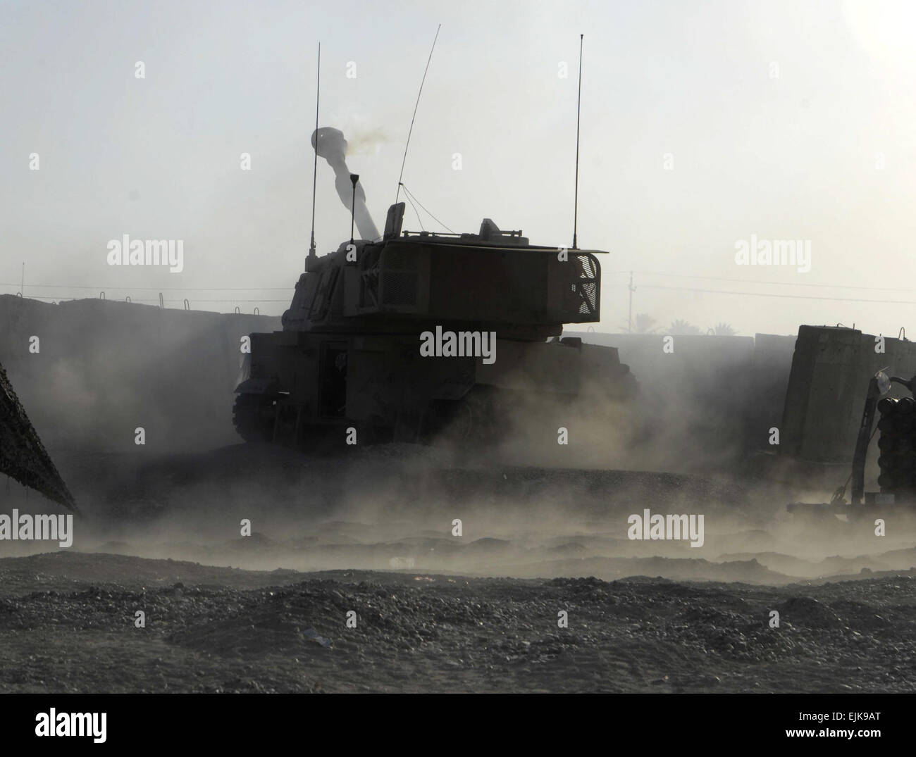 Un U.S. Esercito 155 mm semovente obice dal 2° Battaglione, xv campo reggimento di artiglieria, 2° Brigata Team di combattimento, decimo Montagna divisione fuori di Fort Drum, N.Y., è licenziato dal funzionamento in avanti Mahmudiyah base nel sud di Baghdad, Iraq, Agosto 16, 2007. Master Sgt. Jonathan doti Foto Stock