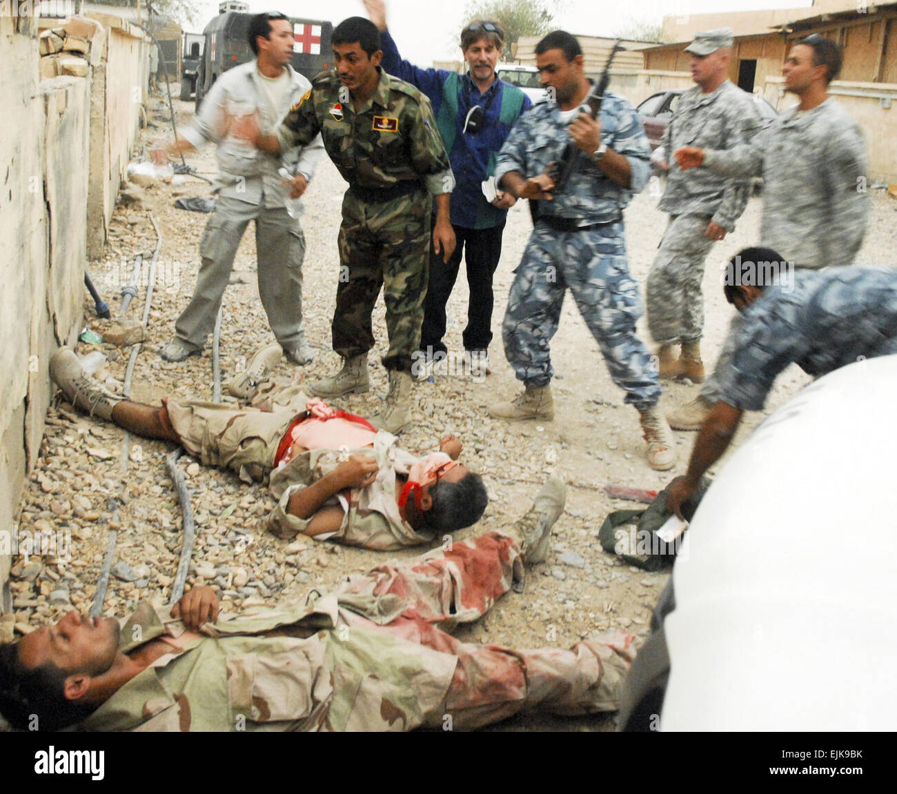 Poliziotti iracheni dall'An Nasiriyah Tactical Unità di supporto simulato raccogliere feriti durante un combattimento casualty corso di trattamento a Camp Mitica, Iraq, Sett. 11, 2007. Master Sgt. Robert Valenca Foto Stock