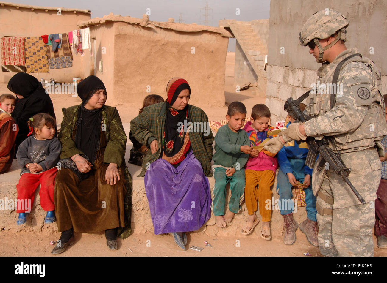 Un U.S. Soldato dell'esercito attaccato al terzo squadrone, 3° Armored reggimento di cavalleria mani volantini informativi a Mosul, Iraq, gen. 4, 2008. Spc. Kieran Cuddihy Foto Stock