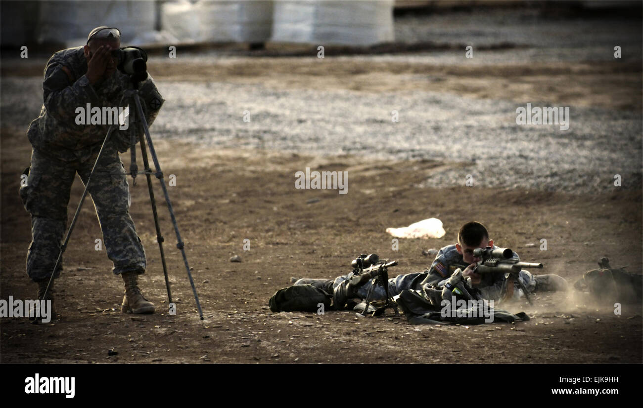 Stati Uniti Army Spc. Justin Hines, cecchino bravo-4 qualificato, conferma azzeramento nella sua M-14 semi-automatico sistema di cecchino a 100 metri con l aiuto di Spc. Parker Rojas come spotter a inoltrare una base operativa McHenry, Hawijah, Iraq, Dicembre 4, 2007. Hines Rojas e sono dalla sede centrale e sede società, 1° Brigata, 87th Reggimento di Fanteria, decimo Montagna divisione. Il personale Sgt. Samuel Bendet Foto Stock