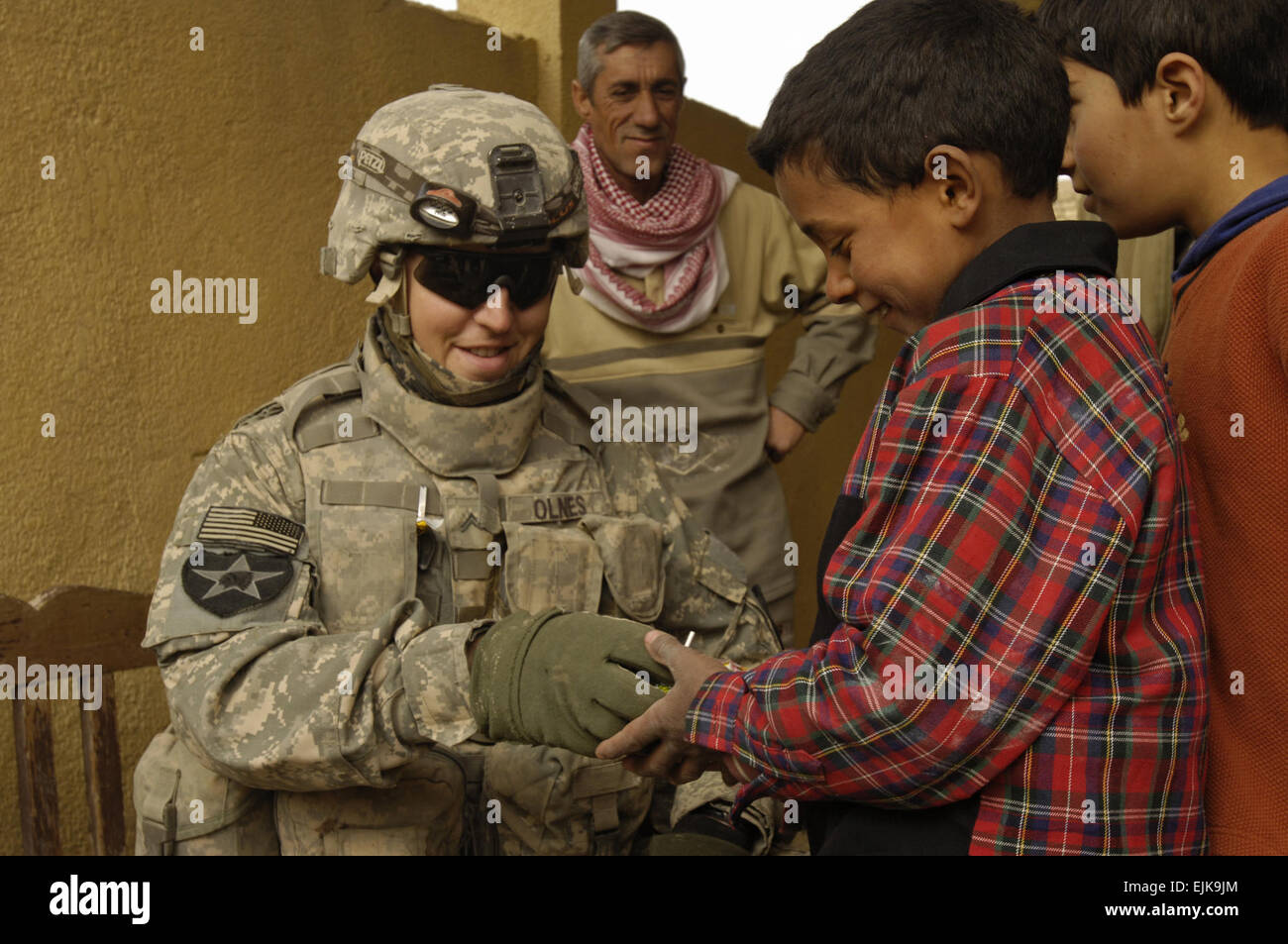 Stati Uniti Esercito Cpl. Marvin Olnes, dal Foxtrot Company, 52nd Reggimento di Fanteria, quarto Stryker Brigade Combat Team, seconda divisione di fanteria, mani caramelle ai bambini iracheni Gen 20, 2008, in Hakeem, Iraq. Il personale Sgt. Jason Robertson rilasciato Foto Stock