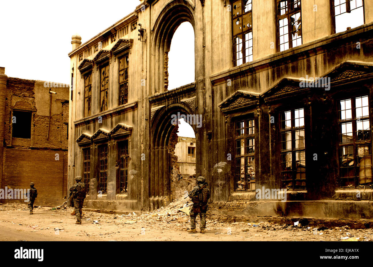 Stati Uniti I soldati dell esercito assegnato al terzo squadrone ottantanovesimo reggimento di cavalleria, sede di truppe, quarta brigata, decimo Montagna divisione patrol attraverso Baghdad, Iraq, Marzo 27, 2008. Il personale Sgt. Jason T. Bailey rilasciato Foto Stock