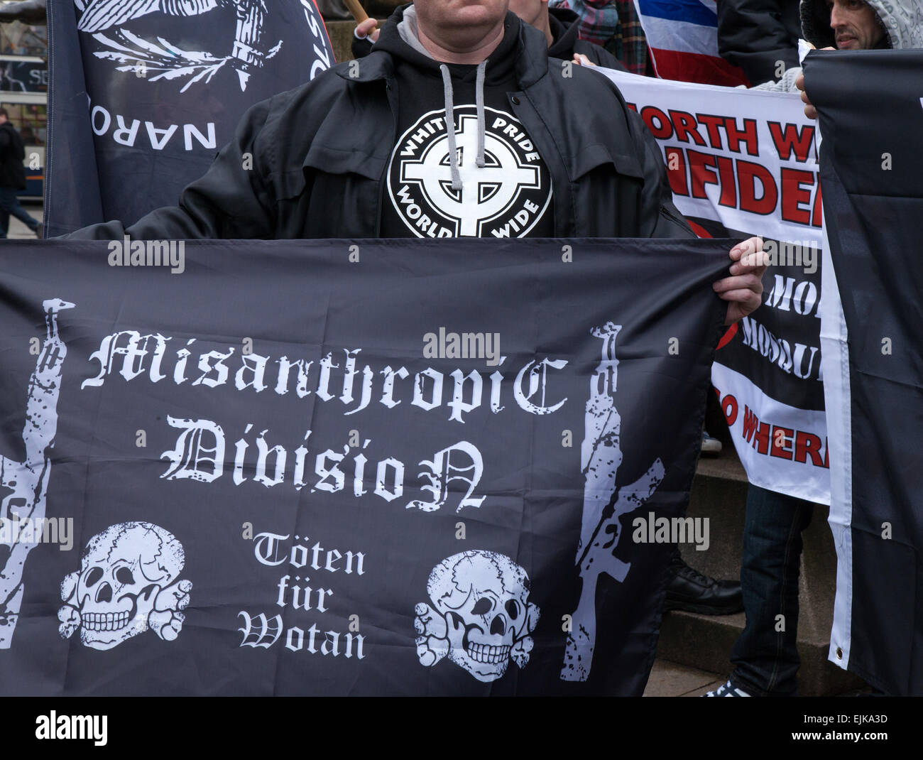 Manchester, Regno Unito, marzo 2015. Manifestanti di estrema destra con bandiere e striscioni al fronte Nazionale e dimostrazione del White Pride a Piccadilly. Gli arresti sono stati fatti fino al gruppo "White Pride" di destra riunito in città per organizzare una manifestazione. Più di 50 membri del gruppo sventolarono bandiere e marciarono attraverso i giardini Piccadilly. Gli attivisti antifascisti organizzarono una contro-dimostrazione e la linea di polizia separò le due parti. La polizia di Greater Manchester ha detto che sono stati effettuati due arresti, uno per violazione della pace. Il secondo è stato anche condannato per un reato di ordine pubblico. Foto Stock