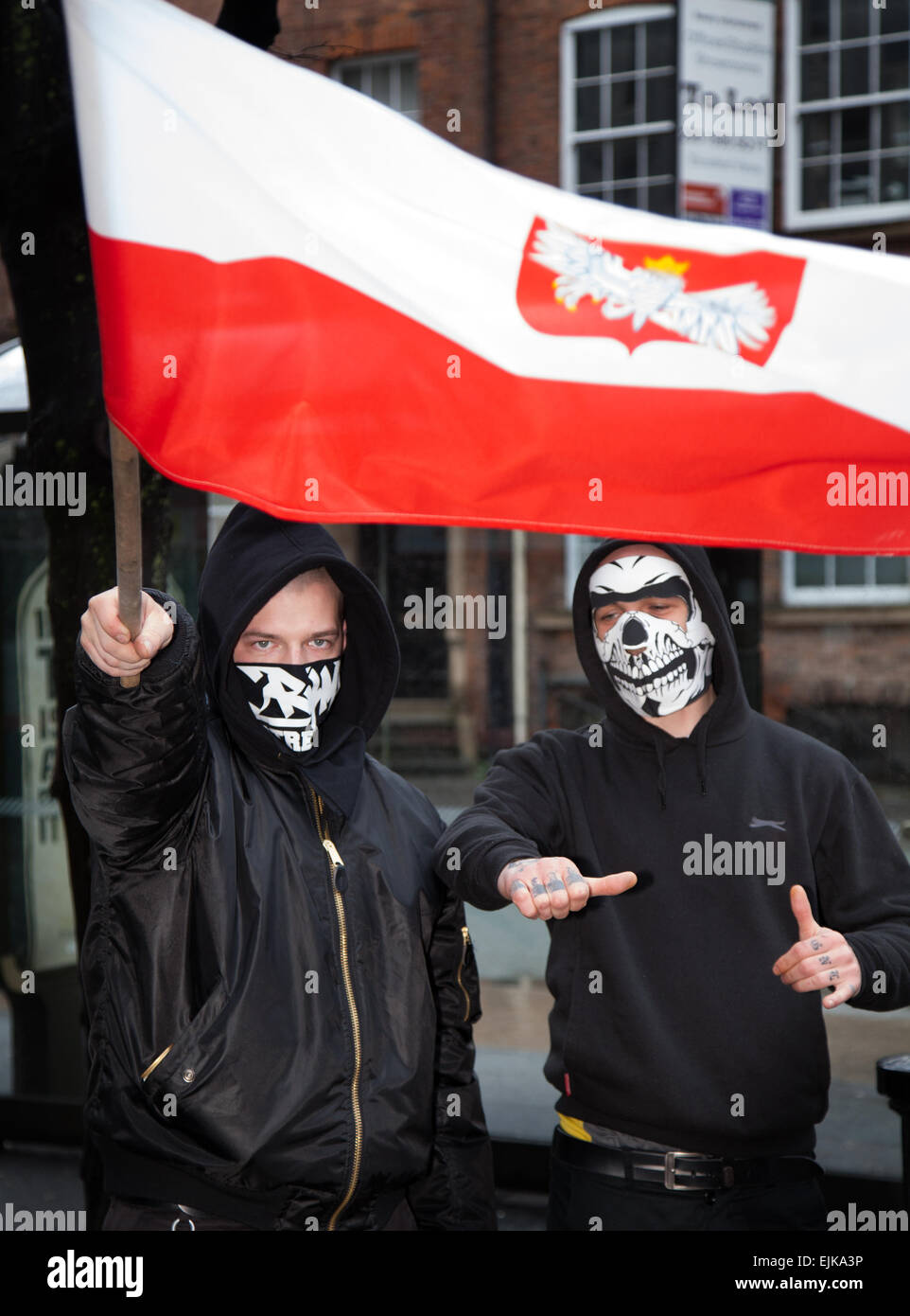 Manchester, Regno Unito 28 marzo, 2015. Estrema destra manifestanti con bandiere e striscioni in corrispondenza del Fronte nazionale e orgoglio bianco Demo in Piccadilly. Gli arresti sono stati effettuati come estrema destra 'White Pride' gruppo raccolto in Manchester allo stadio una dimostrazione quando circa 50 membri del gruppo sventolate le bandiere e hanno marciato attraverso Piccadilly Gardens. Anti-fascista gli attivisti in scena un contatore-dimostrazione e linea di polizia separate le due parti. Greater Manchester Police detti due arresti sono stati eseguiti uno per una violazione della pace. Il secondo si è svolto anche per un ordine pubblico reato. Foto Stock