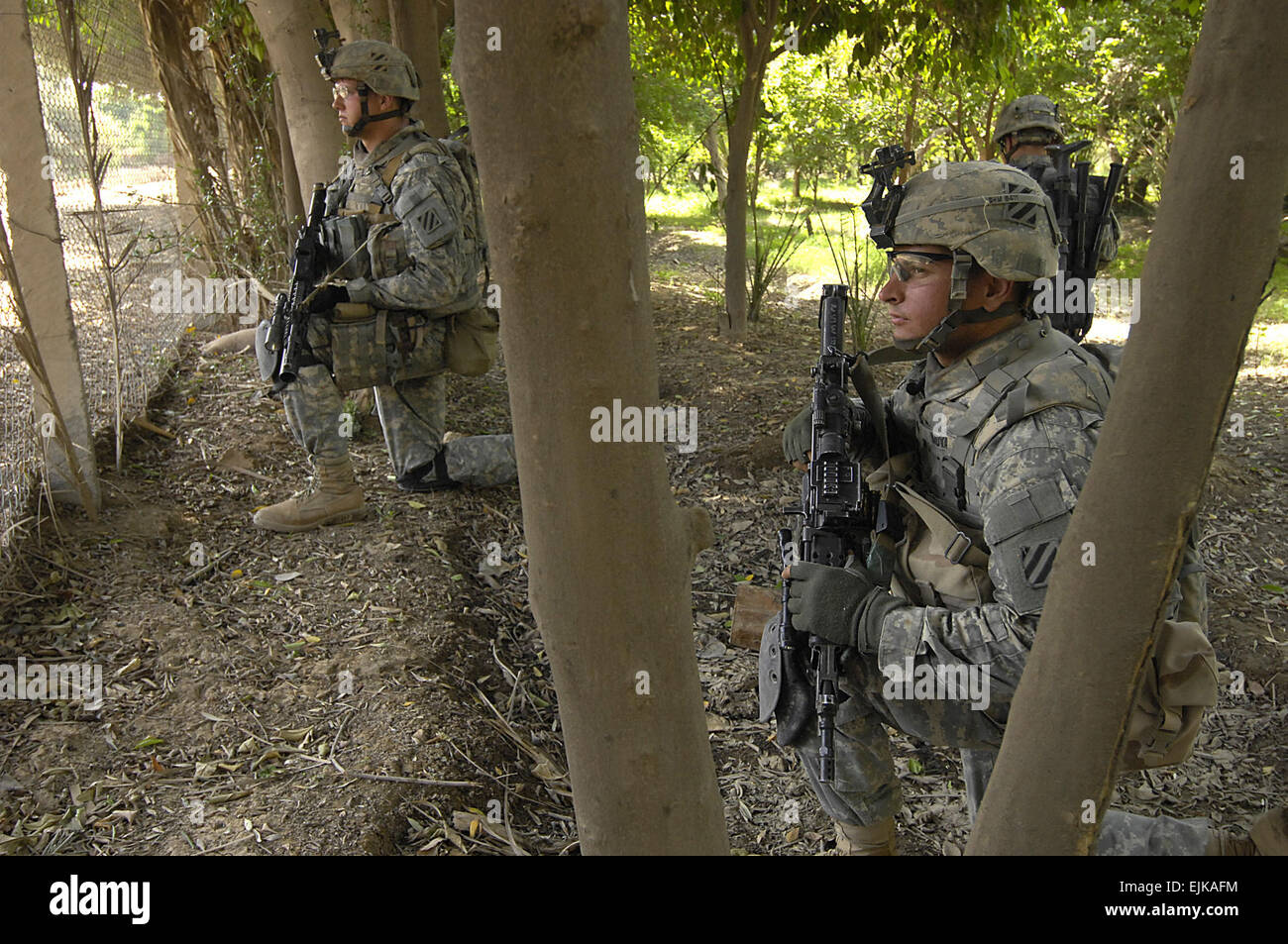 Stati Uniti I soldati dell esercito da Bravo Company, 1° Battaglione, xv Reggimento di Fanteria, 3° Brigata pesante contro la squadra, terza divisione di fanteria si inginocchiano dopo un cordone perquisizione e sequestro al di fuori del combattimento avamposto Carver, Iraq, Marzo 30, 2008. Una casa è stata occupata da Al Qaeda Abu operativa Ziyad e viene cercato di confermare o negare che è stato usato come prigione per gli ostaggi. Spc. Daniel Herrera Foto Stock