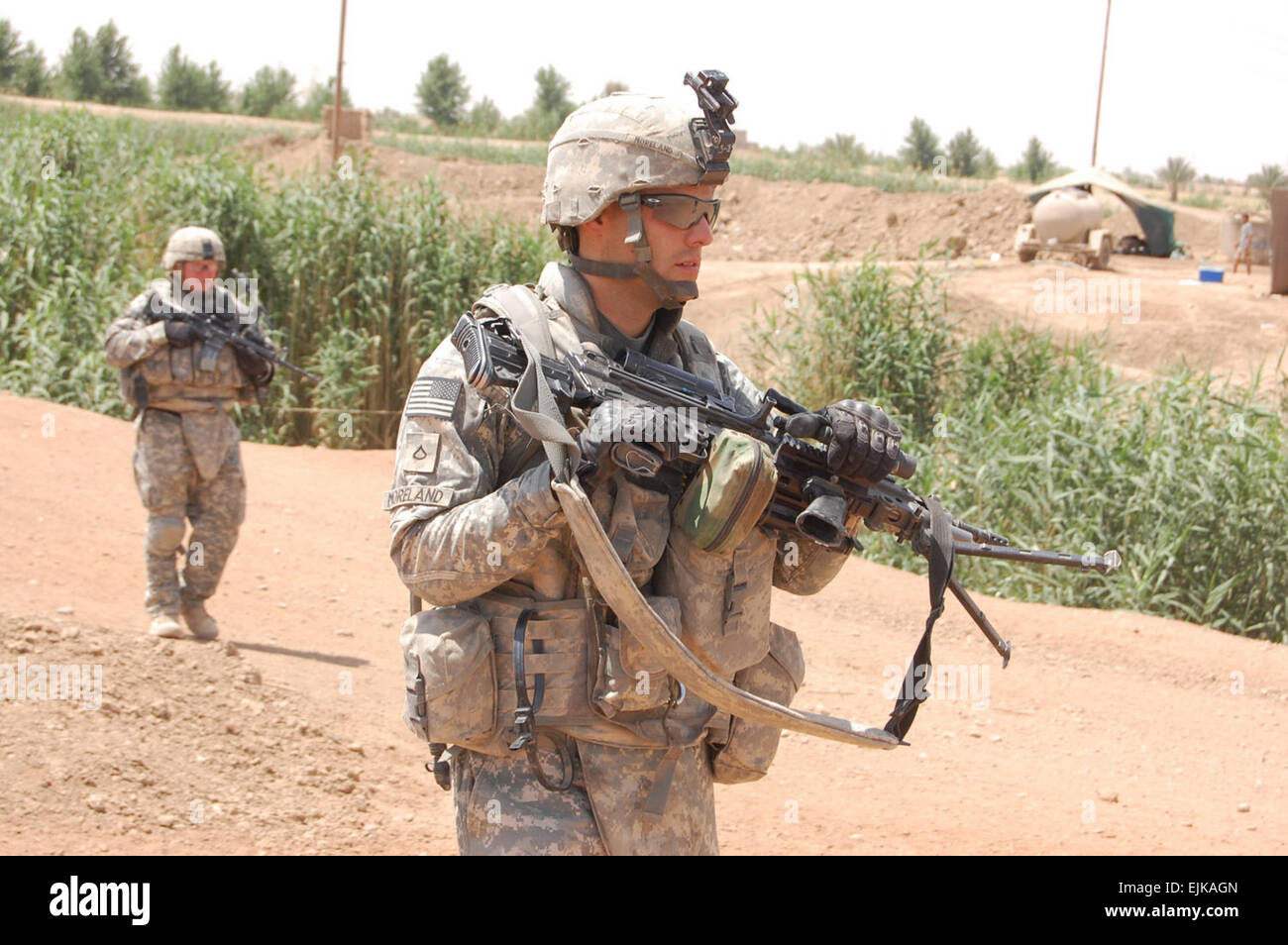 Pfc. Timothy Moreland, un Shreveport, La., nativo, funziona con i suoi compagni di saldature per fissare il Qada Taji, a nord-ovest di Baghdad, 3 maggio, rendendolo un luogo più sicuro per la gente del posto per vivere. Moreland serve come un fante con la società A, 1° Battaglione, 27 Reggimento di Fanteria "Wolfhound", 2° Stryker Brigade Combat Team "guerriero", XXV divisione di fanteria, Divisione multinazionale - Bagdad. Stati Uniti Foto esercito/Sgt. Brad Willeford Foto Stock