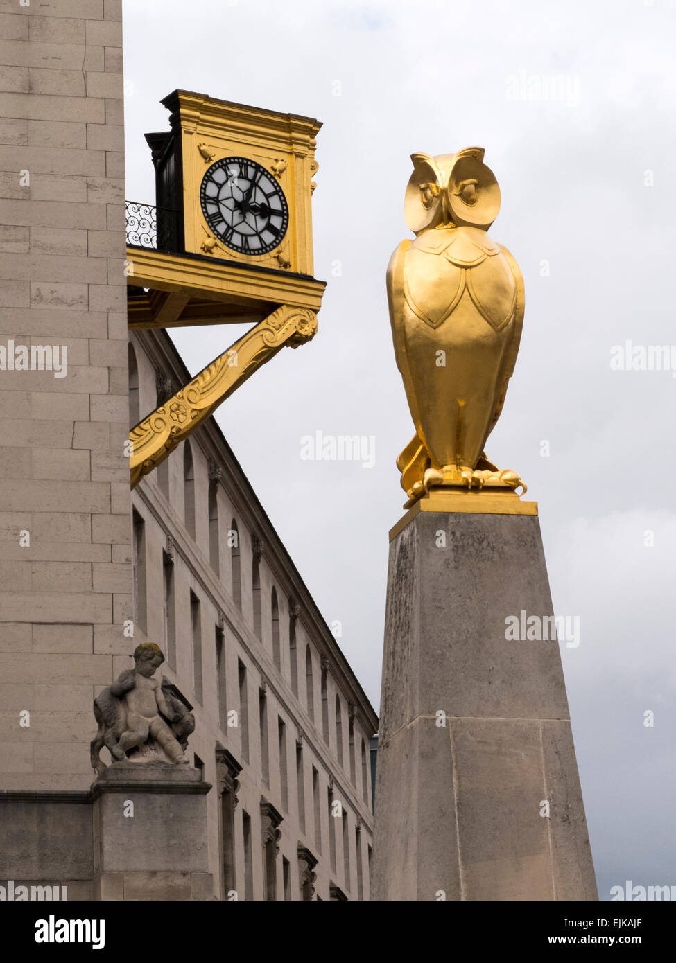 Gufo reale e, orologio in Millennium Square, Leeds sala civica, REGNO UNITO Foto Stock