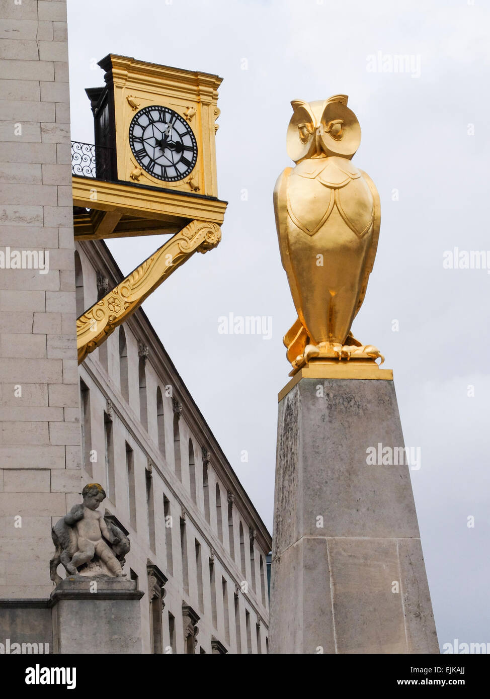 Gufo reale e, orologio in Millennium Square, Leeds sala civica, REGNO UNITO Foto Stock