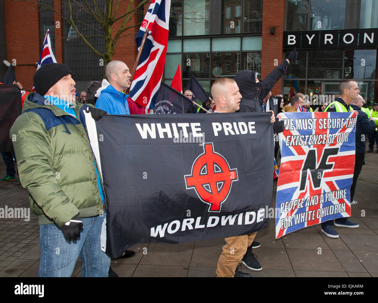 White Pride Worldwide protesta a Manchester, UK marzo 2015. Dimostranti all'estrema destra con bandiere e striscioni presso la Demo National Front a Piccadilly. Gli arresti sono stati fatti per quanto il gruppo di destra 'White Pride' si è riunito a Manchester per la fase di una dimostrazione quando circa 50 membri del gruppo hanno ondulato le bandiere e marciato attraverso i giardini di Piccadilly. I sostenitori antifascisti hanno organizzato una contro-dimostrazione e una linea di polizia ha separato le due parti. La Grande polizia di Manchester ha detto che sono stati effettuati due arresti, uno per una violazione della pace. Il secondo è stato anche tenuto per un reato di ordine pubblico. Foto Stock