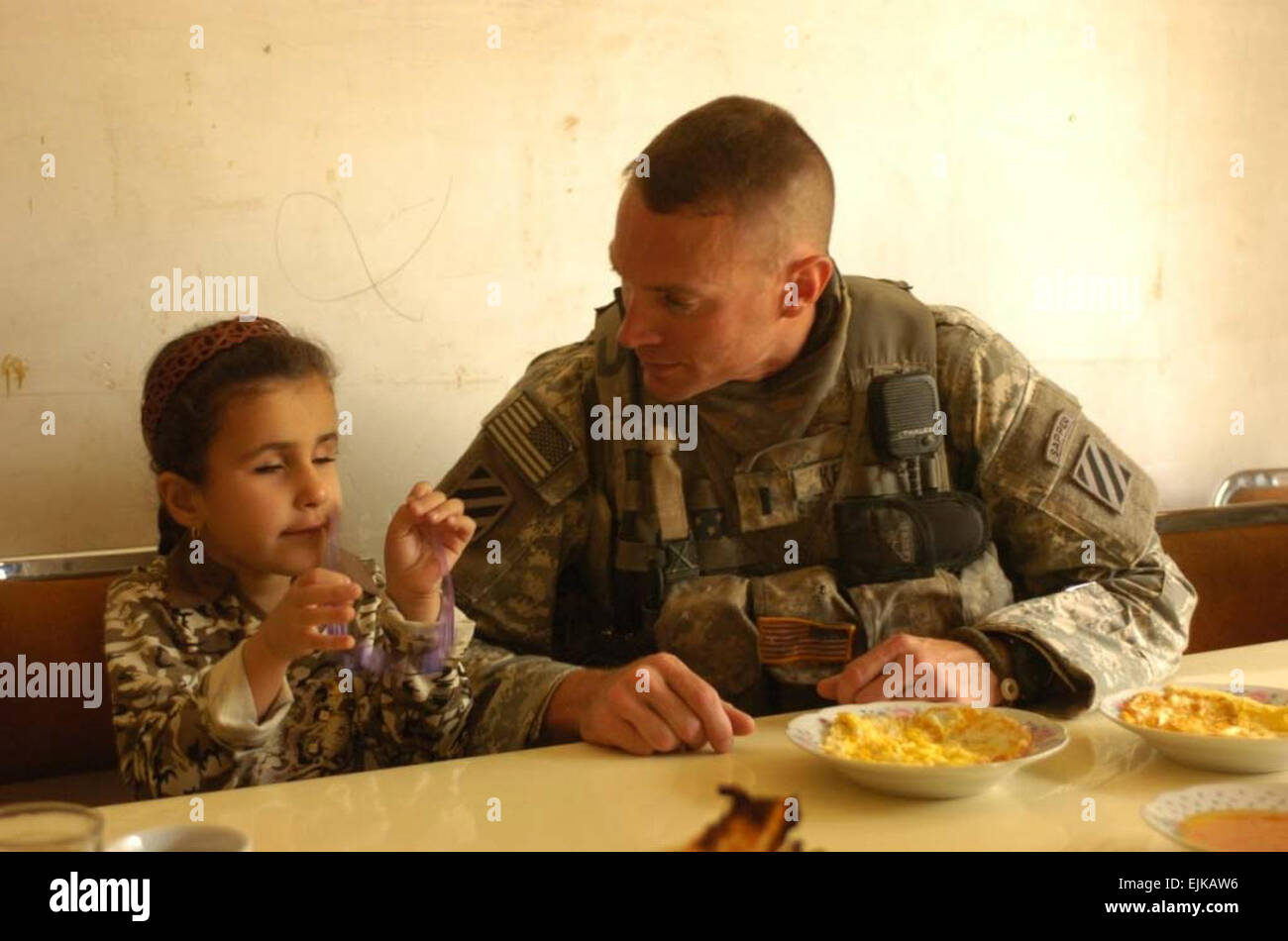 Noor, una giovane ragazza la ricezione di chirurgia oculare negli Stati Uniti, intrattiene 1Lt. Michael Kendrick mentre mangia colazione presso la sua casa di famiglia di al-Buaytha, Iraq, 25 maggio. Noor soffre di sclerocornea, una condizione che ha lasciato il suo cieco fin dalla nascita. Con l aiuto di Kendrick e altri soldati di 1-30th Inf. Regt., lei è in viaggio per gli Stati Uniti per un intervento chirurgico che può ripristinare la sua visione. Sgt. David Turner vedere /-news/2008/05/27/9433 iracheno-girl-VIAGGI-a-... /-News/2008/05/27/9433 iracheno-girl-VIAGGI-a-us-in-sforzo-per-repair-vision/ Foto Stock