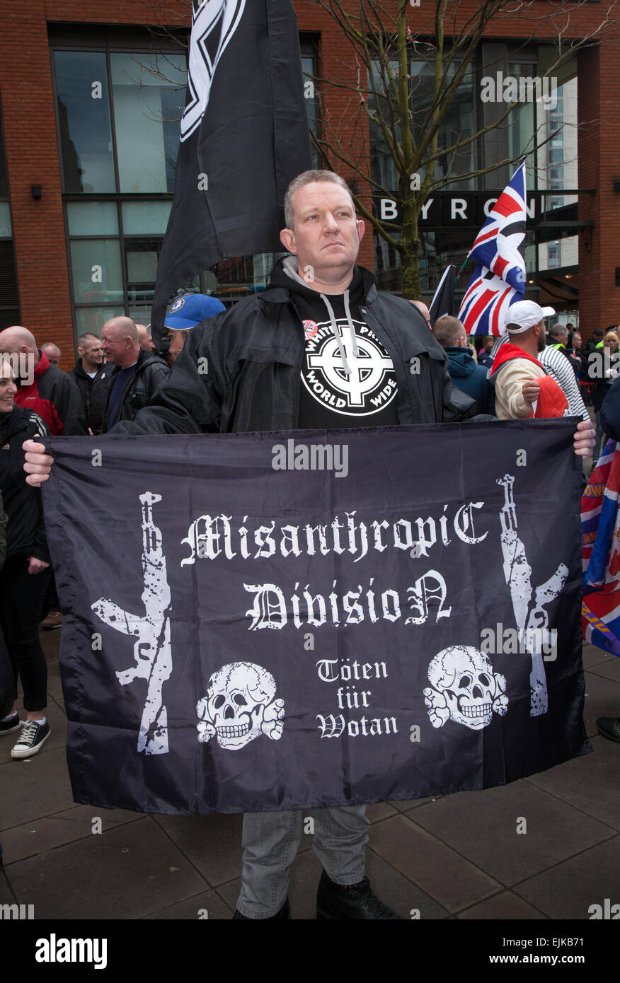 Manchester, Regno Unito 28 marzo, 2015. Estrema destra manifestanti con bandiere e striscioni in corrispondenza del Fronte nazionale e orgoglio bianco Demo in Piccadilly. Gli arresti sono stati effettuati come estrema destra 'White Pride' gruppo raccolto in Manchester allo stadio una dimostrazione quando circa 50 membri del gruppo sventolate le bandiere e hanno marciato attraverso Piccadilly Gardens. Anti-fascista gli attivisti in scena un contatore-dimostrazione e linea di polizia separate le due parti. Greater Manchester Police detti due arresti sono stati eseguiti uno per una violazione della pace. Il secondo si è svolto anche per un ordine pubblico reato. Foto Stock