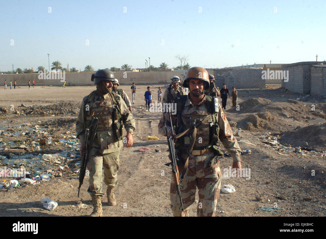 Soldati dell'esercito iracheno a partire dal 1° Brigata, 9 armata irachena pattuglia di divisione nel Zafaraniyah area di East Baghdad, Iraq, 1 maggio 2007. I soldati iracheni stanno conducendo un controllo combinato con gli Stati Uniti I soldati dell esercito da Bravo batteria, 2° Battaglione, campo xvii reggimento di artiglieria, 2° brigata di fanteria Team di combattimento, seconda divisione di fanteria. Il personale Sgt. Bronco Suzuki Foto Stock