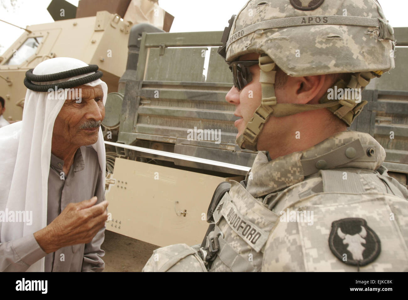 Stati Uniti Army Sgt. Jeff Woodford parla con un uomo iracheno in attesa di ricevere le cure mediche durante una cooperativa medica in impegno Al Madinah come Siyahiyah, Iraq, il 16 maggio 2007. Soldati dell'esercito iracheno a partire dal 1° esercito iracheno divisione, con assistenza da parte di Stati Uniti Marines dalla società alfa, 2 bracci combinato battaglione, 136Reggimento di Fanteria, 2° Marine Logistics Group in avanti, sono la fornitura di cure mediche per i civili iracheni. Sgt. Bobby J. Segovia, U.S. Marine Corps. Foto Stock