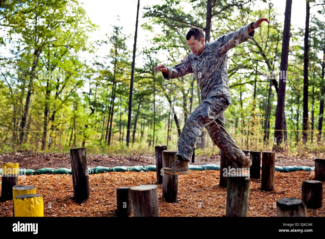 Il personale Sgt. Christopher Peiffer si muove attraverso la tramoggia isola ostacolo su Darby Regina durante il 2013 migliore concorrenza Ranger, Aprile 12, 2013 a Fort Benning. Peiffer è assegnato al 75o Reggimento Ranger. Ashley Cross Foto Stock