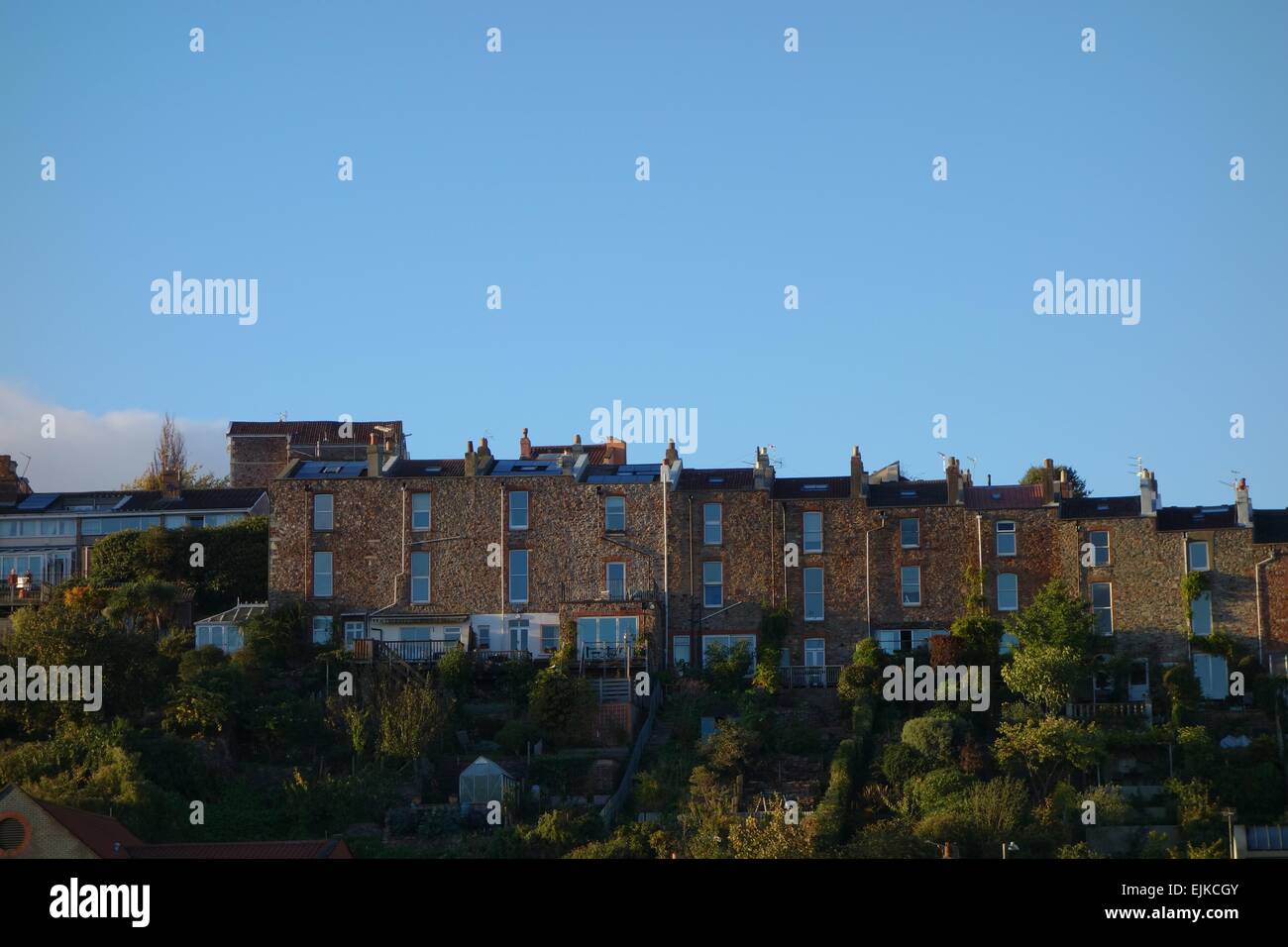 Bristol, terrazza visto dalla parte posteriore, dell'inizio del XIX secolo a più piani abitazioni storia, giardini su una collina al di sotto di Foto Stock