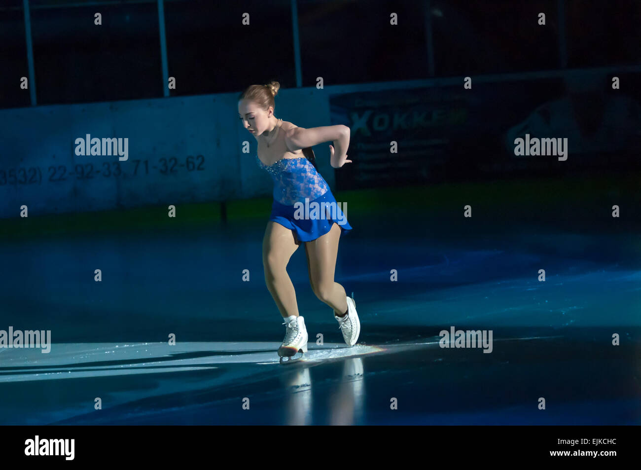 Orenburg, Russia - 28.03.2015: All-Russia gare di pattinaggio di figura 'Orenburg distesa'. Ragazza figura skater Foto Stock
