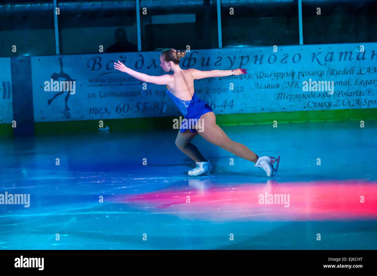 Orenburg, Russia - 28.03.2015: All-Russia gare di pattinaggio di figura 'Orenburg distesa'. Ragazza figura skater Foto Stock
