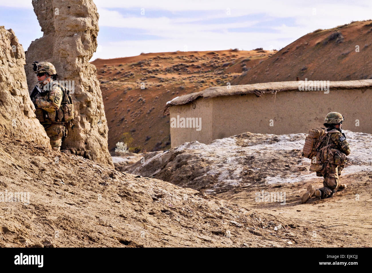 Elementi femmina della 519th Intelligenza militare battaglione fissare un composto afghani mentre i soldati con innesto femmina Team 6 del secondo battaglione, XXIII reggimento di fanteria si incontrano con gli afgani 3 marzo durante il funzionamento il pugno del sud III nel distretto di Spin Boldak, provincia di Kandahar, Afghanistan. L'unità afghane assistite della Polizia di frontiera ricerca di armi memorizza nella cache. Il personale Sgt. Shane Hamann, 102º Mobile degli affari pubblici distacco. Foto Stock