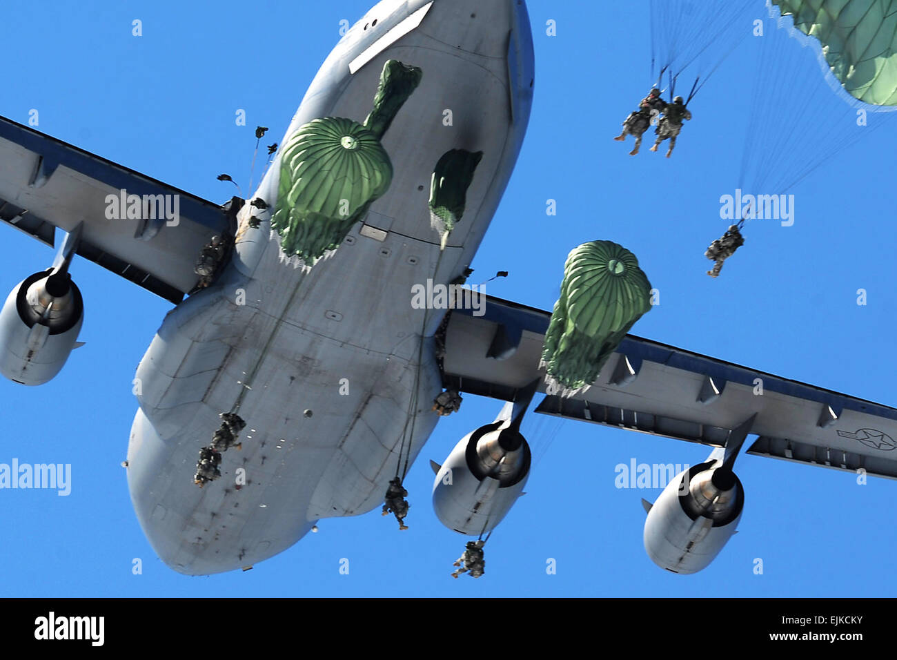 I soldati assegnati a U.S. Esercito dell Alaska 425th brigata truppe speciali battaglione catapultato un Humvee sulla JBER's malamute nella zona di caduta, seguita da circa 60 paracadutisti da una C-17 velivoli, mercoledì 17 aprile, 2013. I paracadutisti della quarta brigata Combat Team Airborne xxv divisione di fanteria ha recentemente completato il post-distribuzione, reset e stanno passando la brigata di assumere una parte della rapida reazione vigore missione per il teatro pacifico. Stati Uniti Air Force foto/Justin Connaher Foto Stock