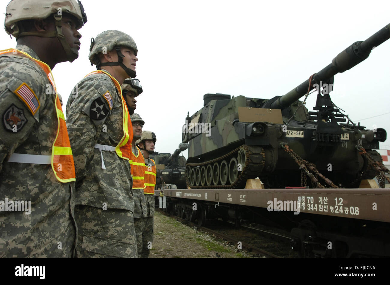 Stati Uniti I soldati dell esercito dal movimento 662nd Team di controllo, XXV Battaglione di trasporto, 501Supporto Brigata osservare l arrivo di M109A6 Paladin semoventi obici via rail auto a Camp Casey, Corea del Sud, 27 marzo 2007. I paladini verrà utilizzato per il supporto di esercizio Reception, staging, movimento di andata e di integrazione/puledro Eagle 2007. La comunicazione di massa Specialist 1a classe Daniel N. Boschi Foto Stock