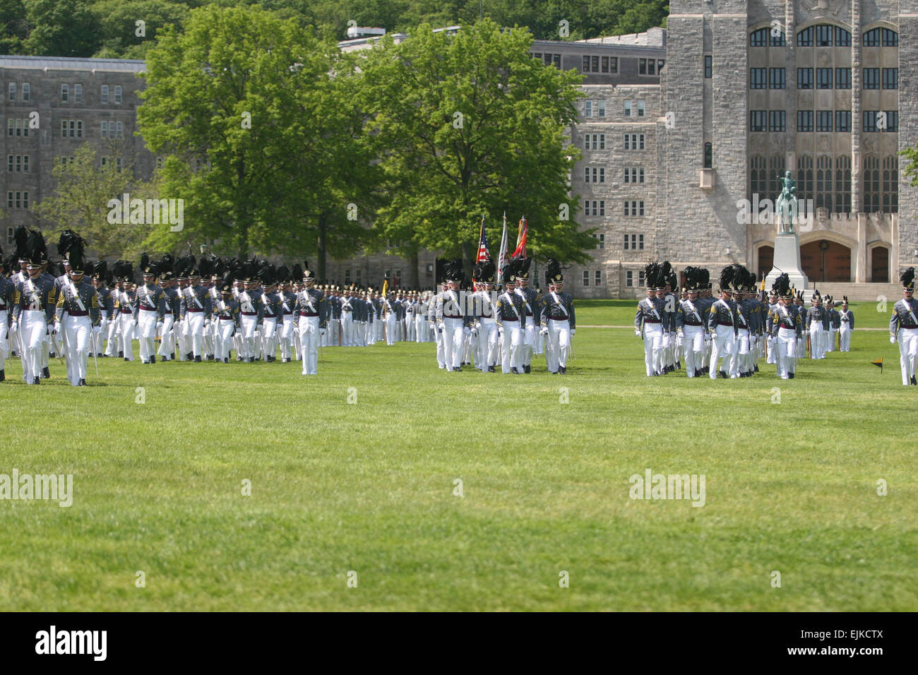 I membri dell'U.S. Accademia Militare di West Point di classe del 2008 lasciare le loro società nelle mani della prima salita classmen seniors e marzo per le loro rispettive società guidons di agire come la revisione di partito per la loro parata finale come cadetti venerdì. I circa 970 cadetti, classe il cui motto è "Nessuna missione troppo grande", sarà promosso e essere commissionato sabato. Segretario dell'esercito Pete Geren è l'altoparlante di inizio programmata per il sabato 31 maggio, 2008. Foto Stock