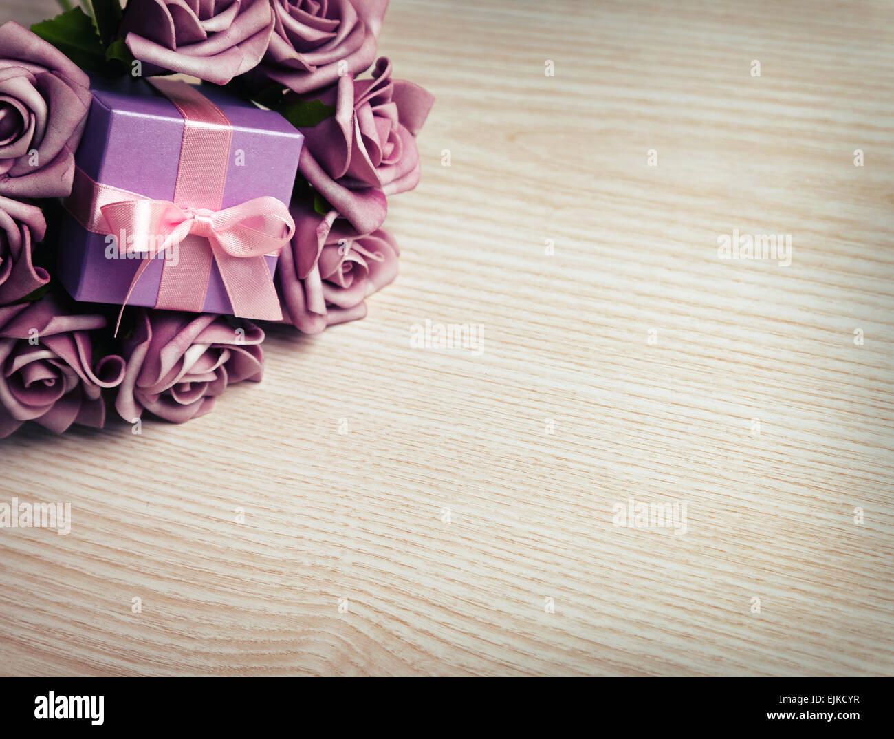 Viola rose e confezione regalo Foto Stock