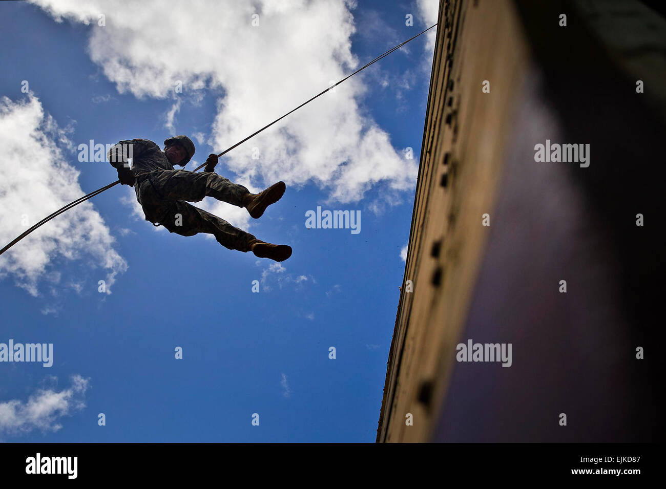 Un U.S. Soldato dell'esercito assegnato al XXV divisione di fanteria Lightning Academy, dimostra uno standard a forma di L rappel durante il 1 maggio, 2013, fulmine Accademia Cerimonia di attivazione a Schofield Barracks a Wahiawa, Hawaii. Il Fulmine Academy è progettato in modo da fornire un unico, realistiche ed esigenti, multilaterale di formazione multinazionale per la XXV divisione di fanteria soldati, così come gli altri rami della U.S. Militare a includere enti federali e statali e i nostri partner internazionali in la stabilità e la sicurezza regionale. Dipartimento della Difesa foto di U.S. Air Force Tech. Sgt. Mic Foto Stock