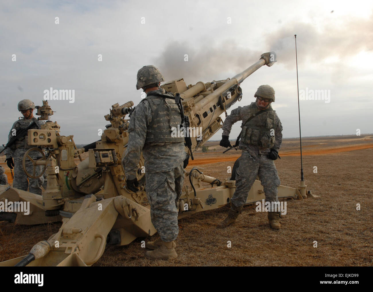 Sgt. Kyle Haggerty, 1st Battalion, 321st Airborne Field Artillery Regiment, 18th Fires Brigade Airborne, fires a M777A 155mm howitzer Jan. 18 on Fort Bragg, NC.  Sgt. 1st Class Jacob A. McDonald Foto Stock