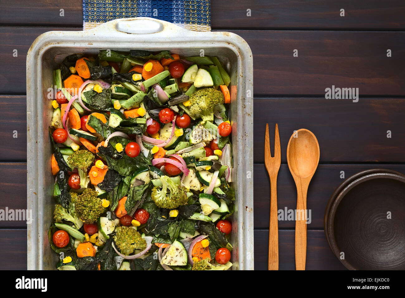 Tettuccio di colpo di verdure al forno (zucchine, cipolla, pomodoro ciliegino, broccoli, la carota, il mais dolce, verde fagiolo, bietole) Foto Stock