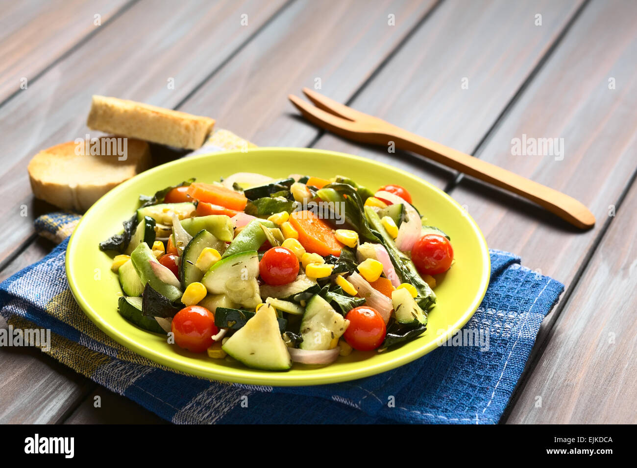 Verdure al forno (zucchine, cipolla, pomodoro ciliegino, broccoli, la carota, il mais dolce, verde fagiolo, bietole) condito con timo Foto Stock