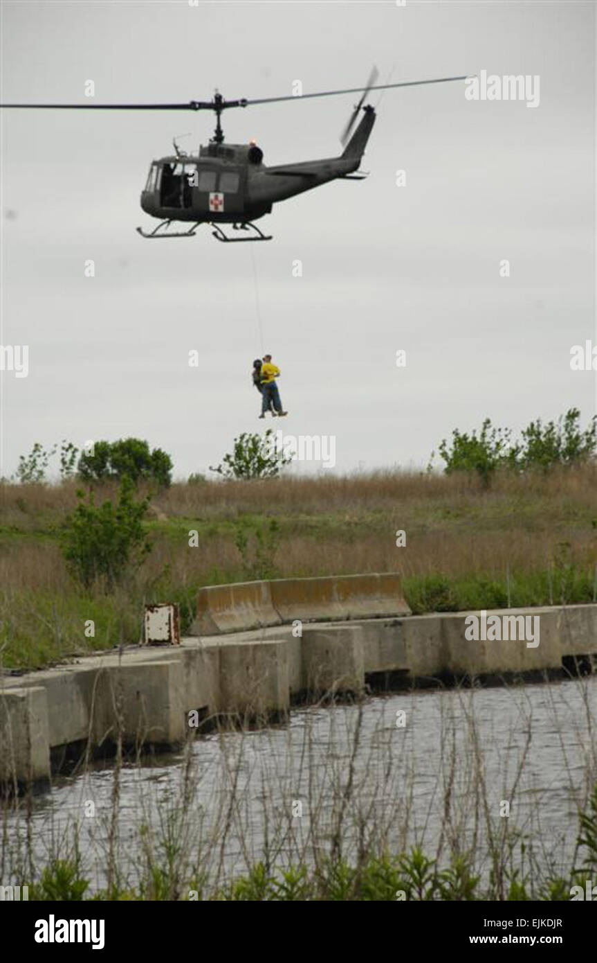 CAMP BEAUREGARD, La. - Louisiana Guardia nazionale di aviazione di Stato il comando recupera un civile bloccate a causa di inondazioni causate da un uragano con un UH-1Iroquois "Huey" a New Orleans aeroporto Lakefront come parte della risposta di emergenza personale di esercizio Sgt. Thomas Benoit, Louisiana Guardia Nazionale degli affari pubblici fotografo. Foto Stock