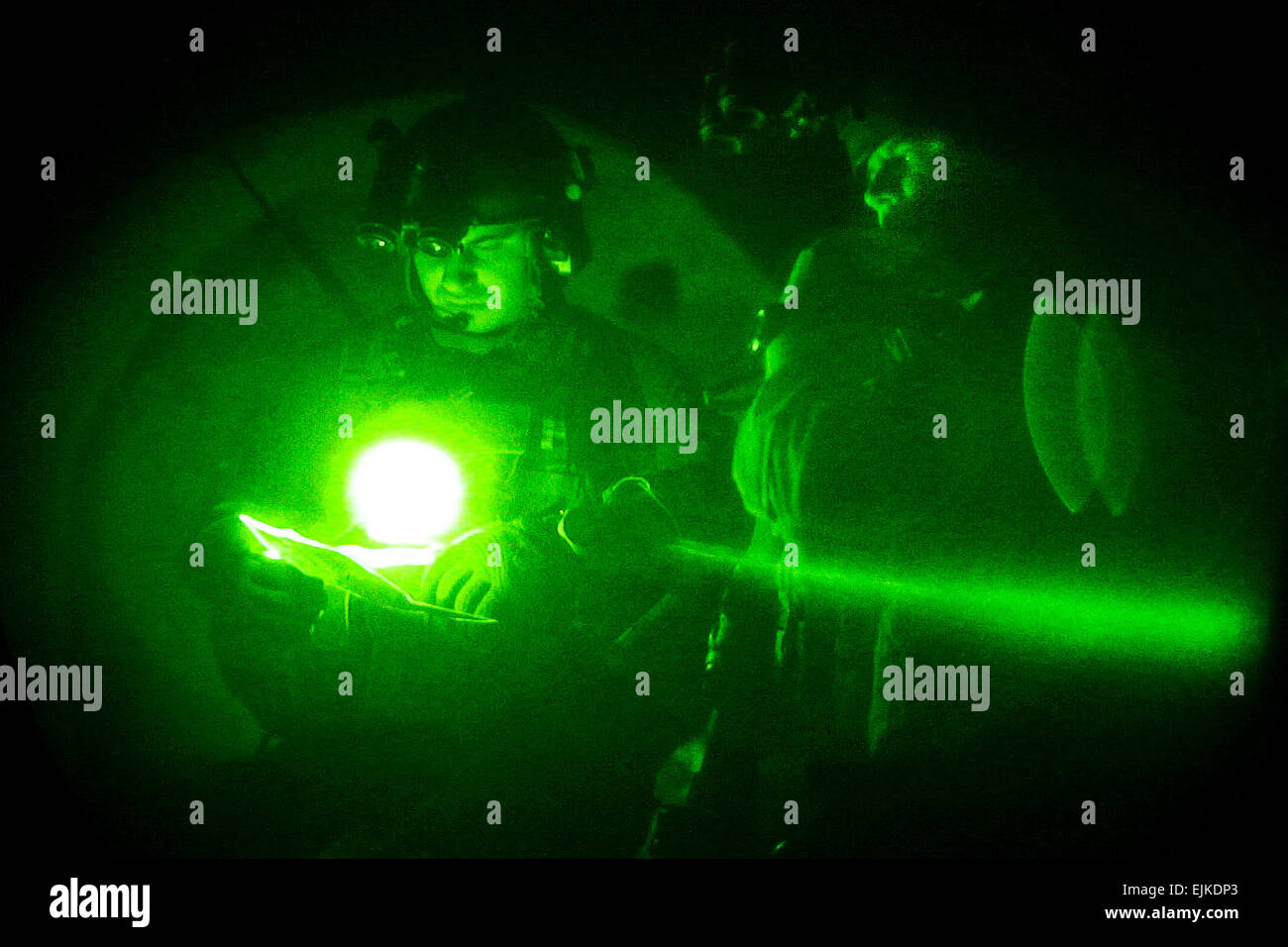 I soldati della U.S. Le forze speciali di revisione dei dati della mappa durante la conduzione di un'operazione nel distretto di Panjawi, provincia di Kandahar Luglio 10, 2010. Durante l'operazione congiunta tra afghane, degli Stati Uniti e le forze della coalizione, più di 500 libbre di materiale esplosivo è stato trovato a fianco di altri esplosivi improvvisati dispositivo che materiali. Tutto il materiale, compreso un motociclo truccate con esplosivi, è stato distrutto dalla forza combinata. Sgt. David Russell Foto Stock