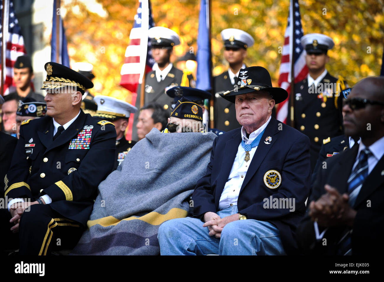 Esercito pensionato Col. Bruce P. Crandall, destra e Nicholas Oresko, centro, entrambi i destinatari della medaglia d'onore, assistere i veterani giorno attività a Madison Square Park di New York City e New York in onore dei veterani di guerra nov. 11, 2011. Oresko è la più antica Medal of Honor destinatario. Il personale Sgt. Teddy Wade Foto Stock