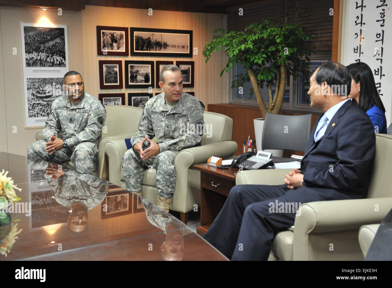 Il comando Sgt. Il Mag. Rene Rivera sinistra, 1a sostegno delle missioni, comando US Army Reserve-Puerto Rico Command Sgt. Maj, e Briga. Gen. Fernando Fernandez centro, comandante generale della prima missione il supporto comando, U.S. La riserva di esercito di Puerto Rico si è incontrato con Park Sung-choon, ministro di patrioti e Veterans Affairs dal governo della Corea, Agosto 22, 2012 a Seul in Corea. Durante la visita, il gruppo ha discusso i contributi della US Army soldati da Puerto Rico durante la guerra di Corea e durante l'esercizio attuale Ulchi Freedom Guardian. US Army foto di Maj Carlos M. Cuebas Foto Stock